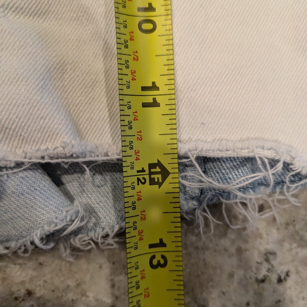 Hollister Ultra High-Rise Mom patchwork denim shorts with a button fly and fraye - Picture 8 of 9